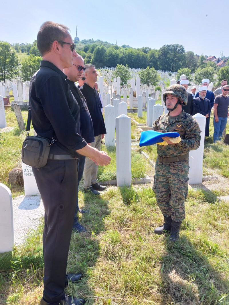 Obavljena dženaza i ukop preminulog generala Salke Begića2